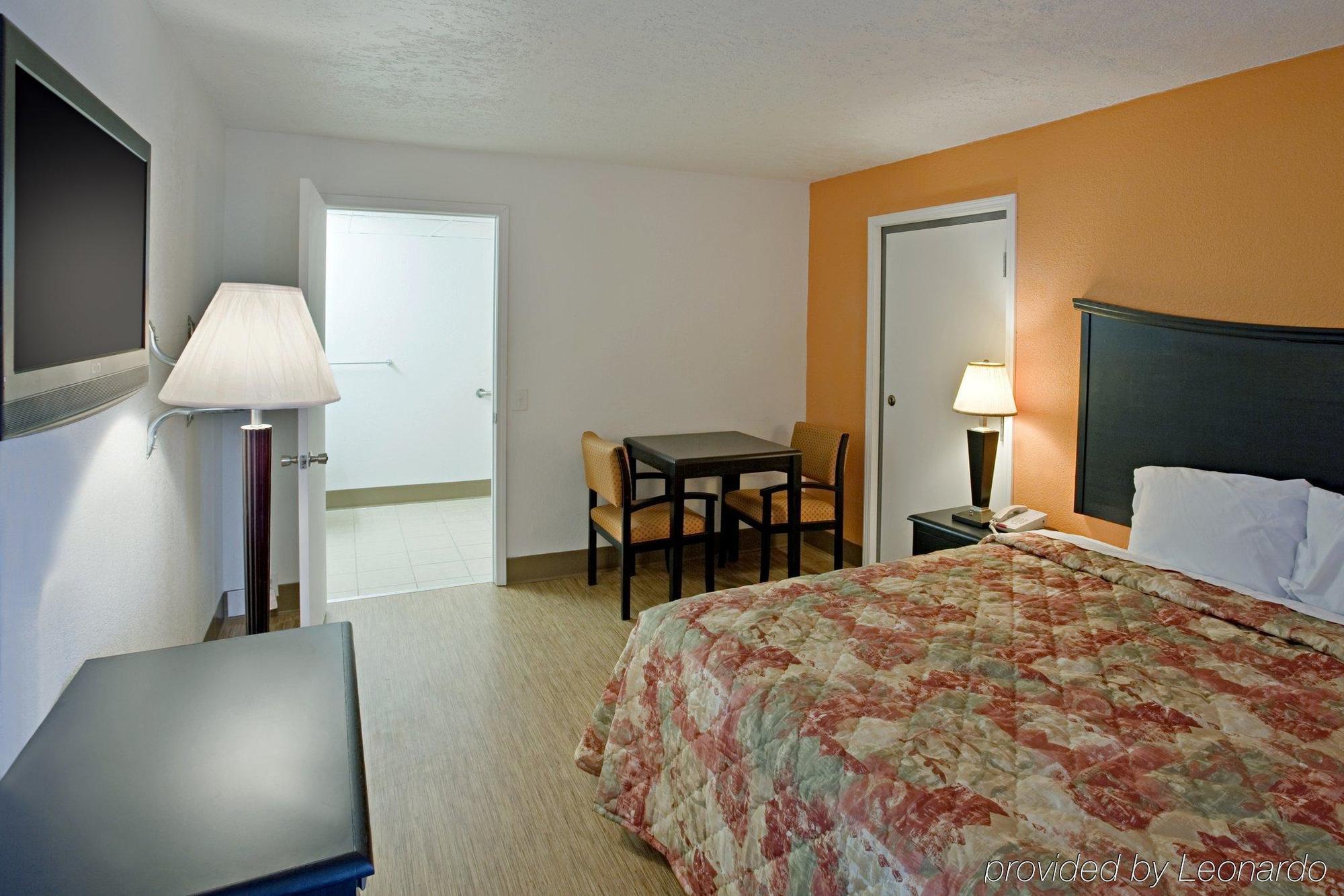 Econo Lodge Metropolis Habitación foto