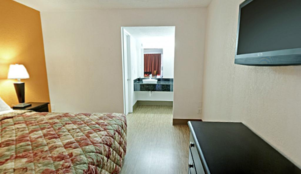 Econo Lodge Metropolis Habitación foto