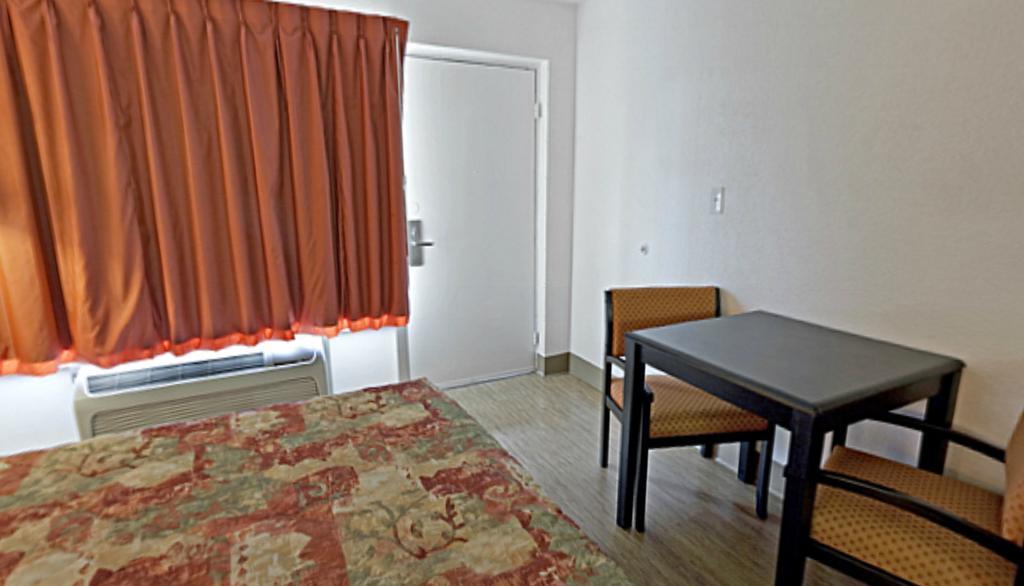 Econo Lodge Metropolis Habitación foto
