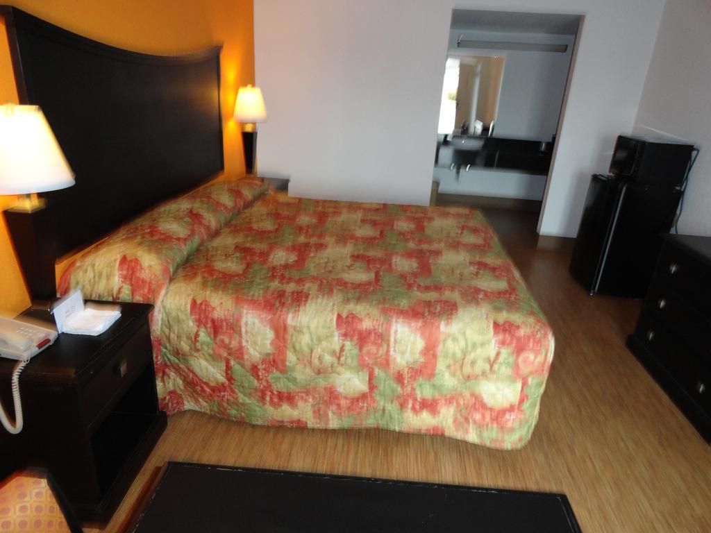 Econo Lodge Metropolis Habitación foto