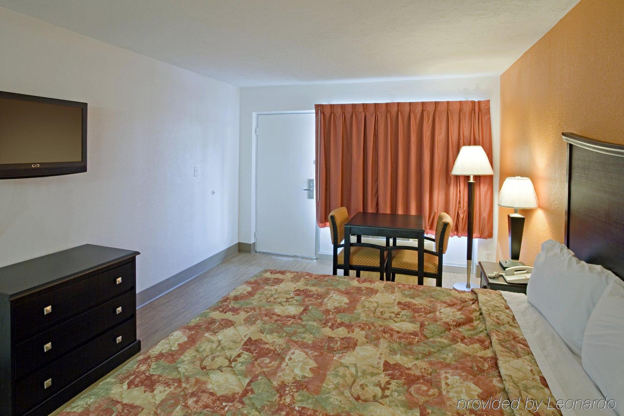 Econo Lodge Metropolis Habitación foto