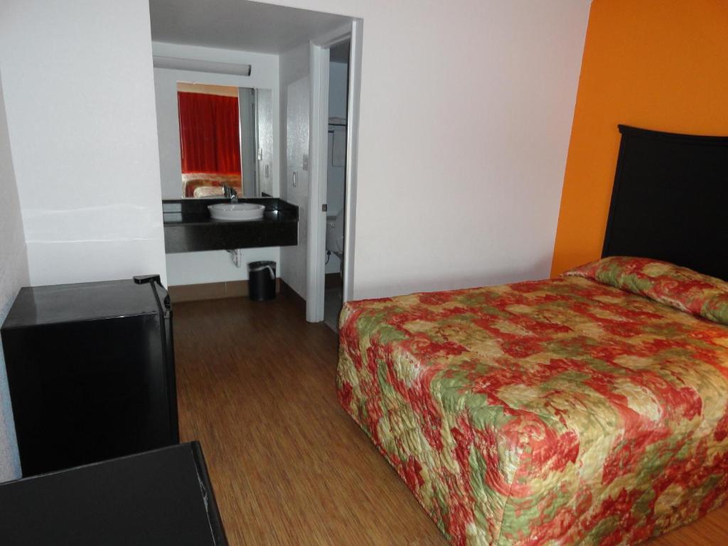 Econo Lodge Metropolis Habitación foto