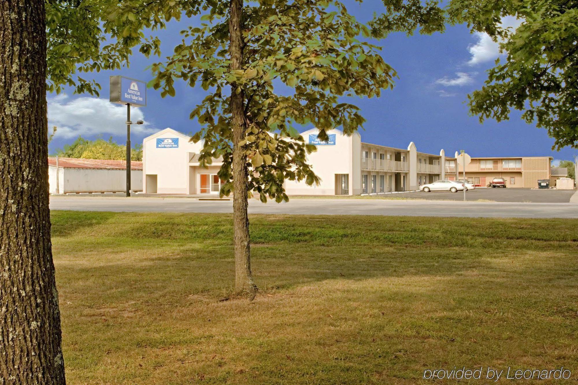 Econo Lodge Metropolis Exterior foto